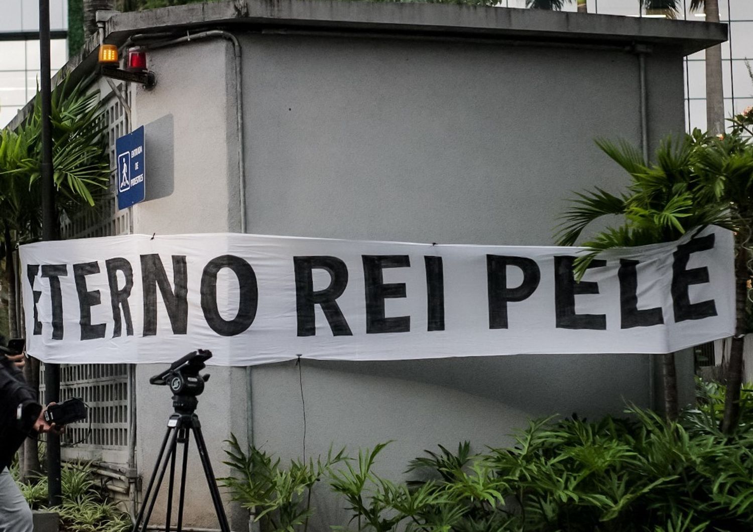 Uno striscione con la scritta &quot;Eterno Rei Pel&eacute;&quot; esposto all'ospedale Albert Einstein di San Paolo.