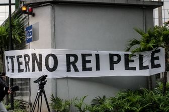 Uno striscione con la scritta &quot;Eterno Rei Pel&eacute;&quot; esposto all'ospedale Albert Einstein di San Paolo.