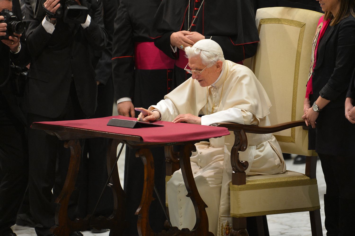 Ratzinger mentre invia il primo tweet della storia da parte di un Papa