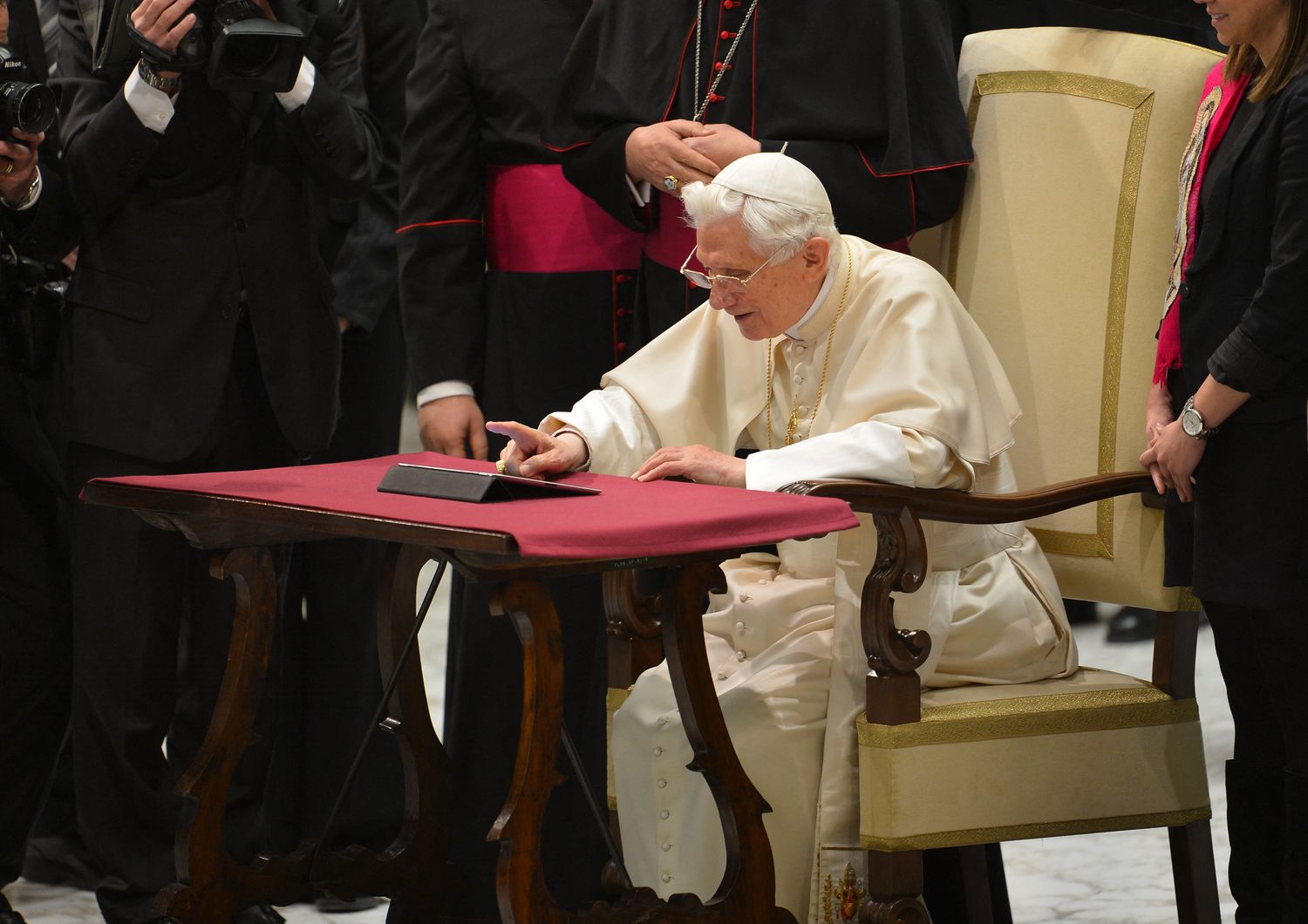 Ratzinger mentre invia il primo tweet della storia da parte di un Papa