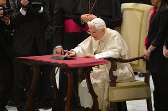 Ratzinger mentre invia il primo tweet della storia da parte di un Papa