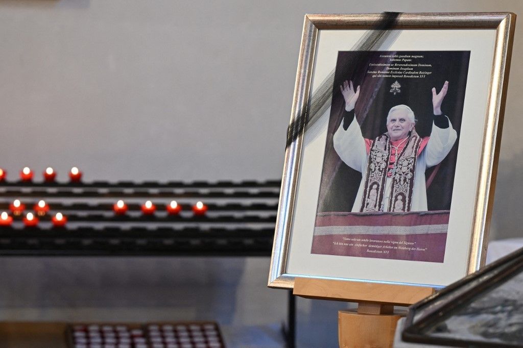 Un'immagine del Papa emerito Benedetto XVI nella chiesa cattolica di Sant'Osvaldo nella sua citt&agrave; di origine Marktl, in Baviera&nbsp;