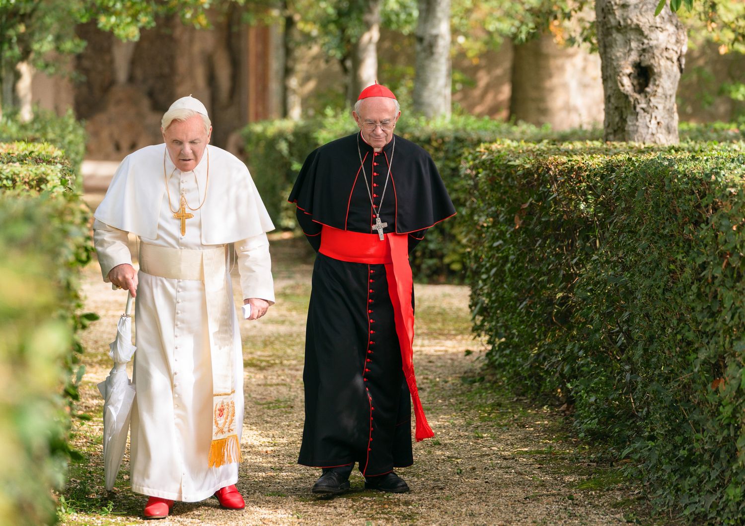 Anthony Hopkins interpreta Papa Benedetto XVI insieme con Jonathan Pryce che veste i panni del cardinale Jorge Bergoglio&nbsp;