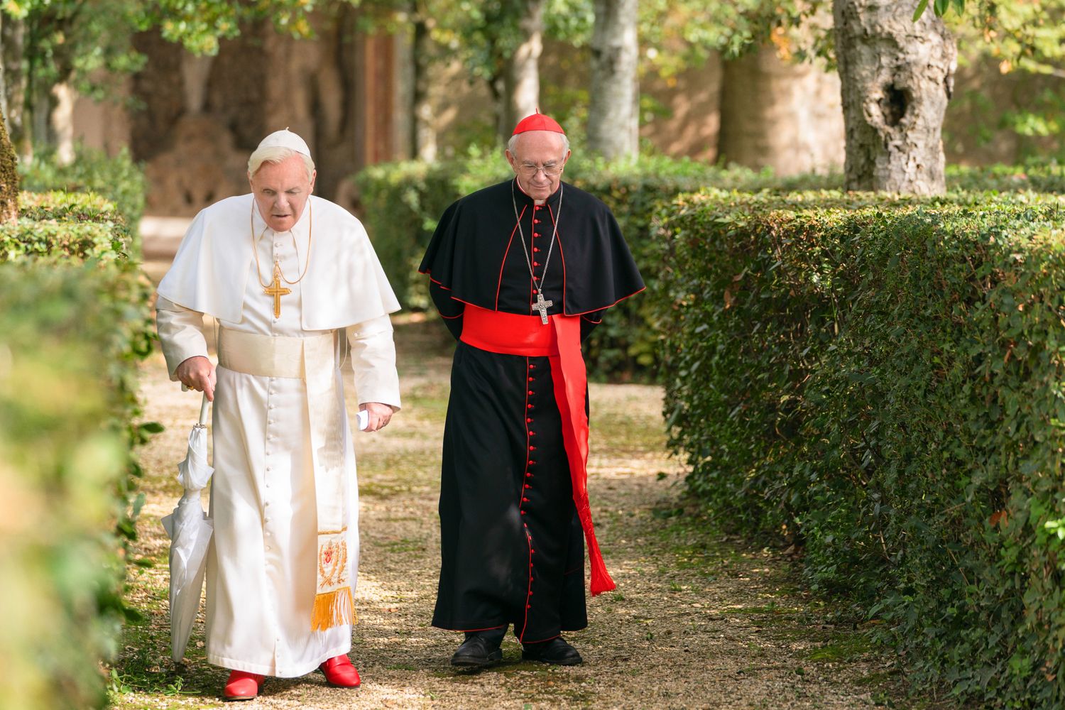 Anthony Hopkins interpreta Papa Benedetto XVI insieme con Jonathan Pryce che veste i panni del cardinale Jorge Bergoglio&nbsp;