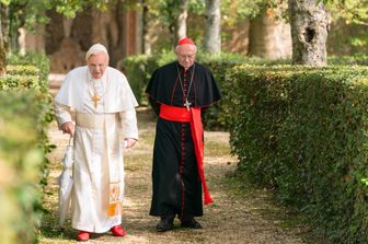 Anthony Hopkins interpreta Papa Benedetto XVI insieme con Jonathan Pryce che veste i panni del cardinale Jorge Bergoglio&nbsp;
