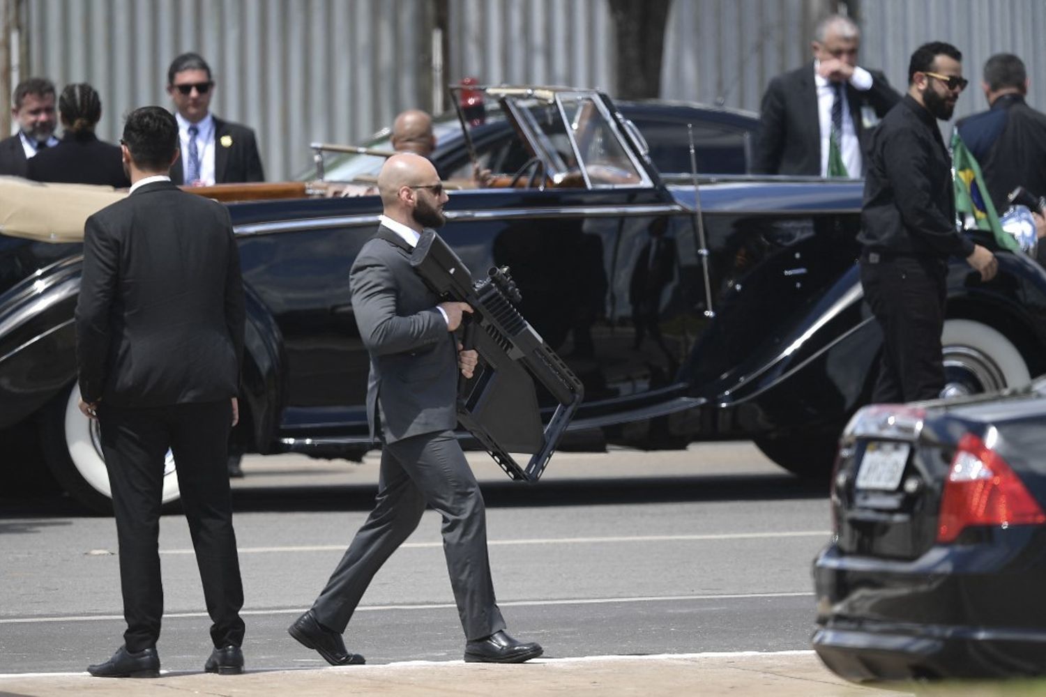 Agenti di sicurezza presidiano la zona della cerimonia di insediamento dle neo presidente Lula