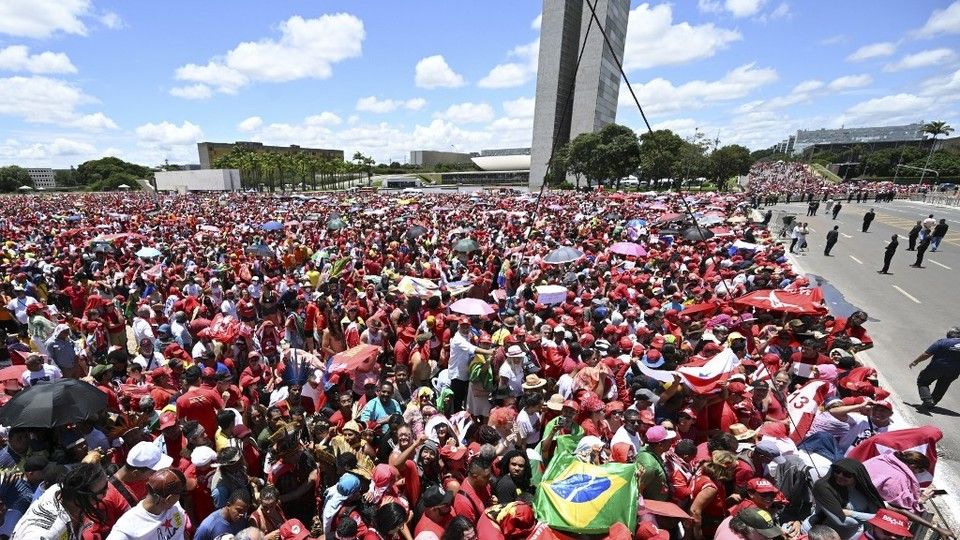 La folla acclama il neo presidente Lula