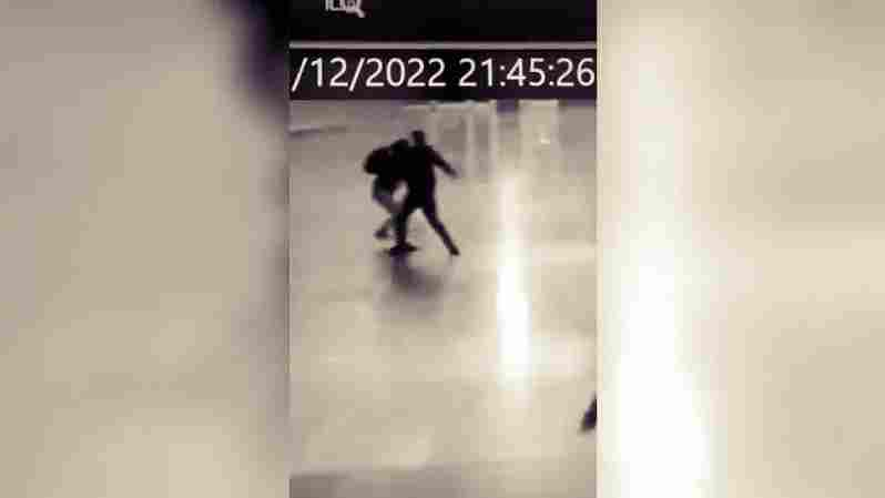 Un frame del video che riprende il momento dell'aggressione alla turista israeliana nella Stazione Termini di Roma