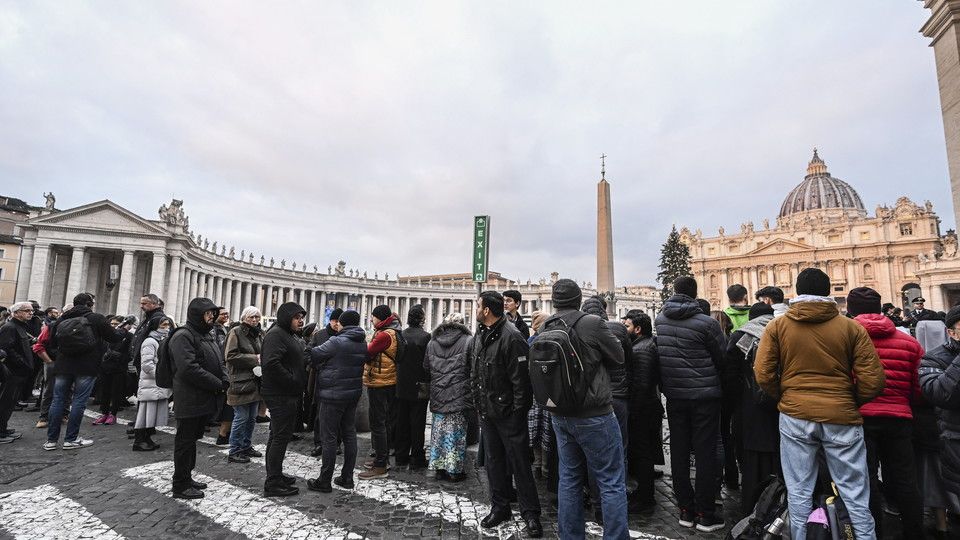 I fedeli si dispongono in fila per accedere alla camera ardente nella Basilica di San Pietro