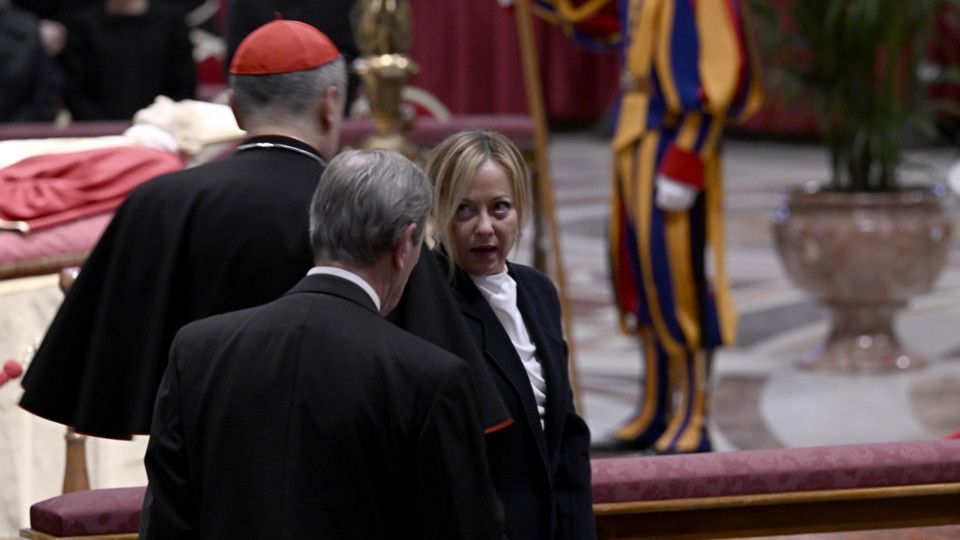 La presidente del Consiglio Giorgia Meloni rende omaggio a Benedetto XVI