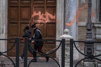 tre arresti due denunce imbrattamento senato