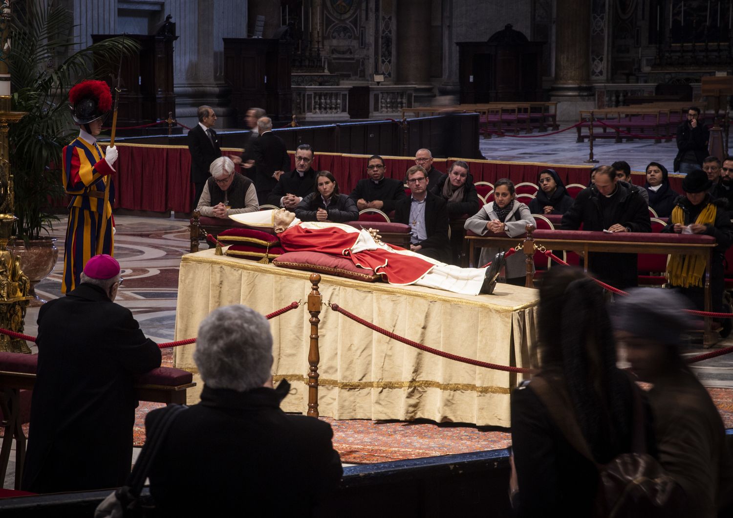 I fedeli rendono omaggio alla salma di Ratzinger