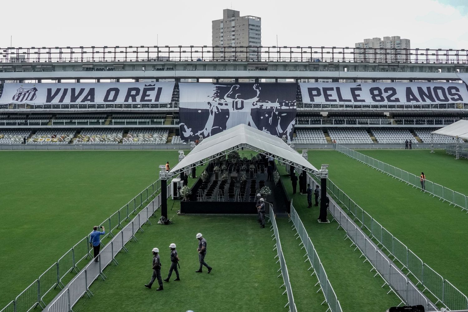 La veglia funebre per Pel&egrave;