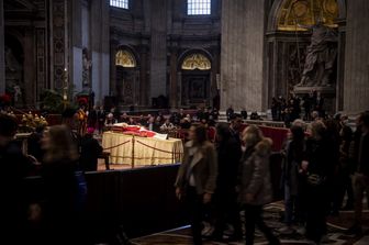 La salma del Papa emerito Ratzinger esposta nella Basilica di San Pietro &nbsp;