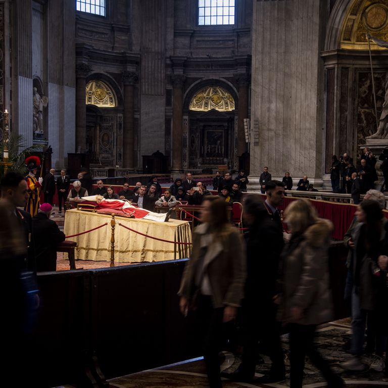 La salma del Papa emerito Ratzinger esposta nella Basilica di San Pietro &nbsp;