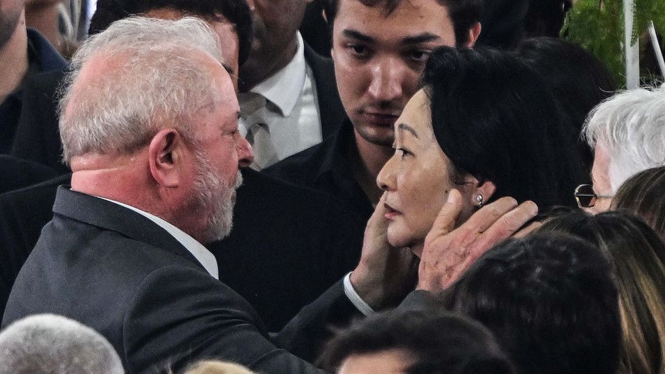 Il presidente brasiliano, Luiz Ina'cio Lula da Silva, con la moglie di Pel&eacute;, Marcia Aoki, all'arrivo alla veglia allo stadio Santos&nbsp;