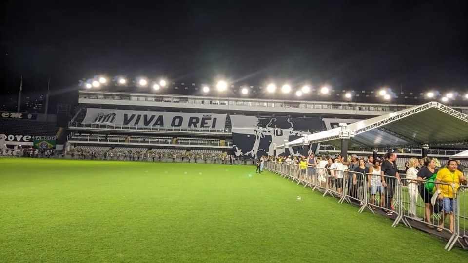 Tifosi in coda per salutare l'idolo di generazioni