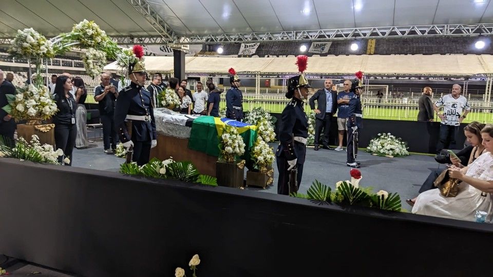 Sono pi&ugrave; di 230mila i tifosi brasiliani che hanno reso omaggio alla salma nelle 24 ore di veglia&nbsp;