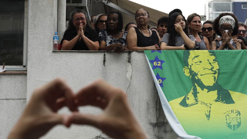 Il feretro davanti casa di donna Celeste, la madre centenaria della leggenda del calcio.&nbsp;