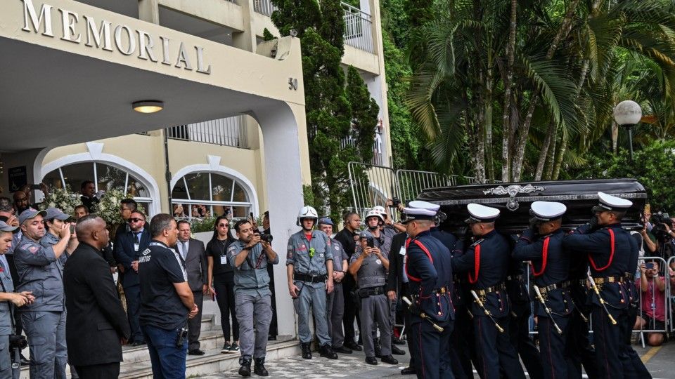 Dopo le 24 ore di veglia, il feretro &egrave; stato trasportato al Memorial Necropolis Eucum&ecirc;nica de Santos, considerato il cimitero pi&ugrave; alto del mondo&nbsp;