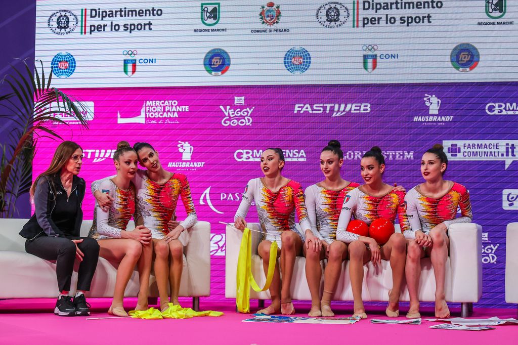 L'allenatrice Emanuela Maccarani con la squadra