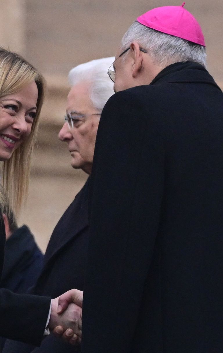 Il premier Giorgia Meloni e il presidente della Repubblica Sergio Mattarella al funerale di Ratzinger&nbsp;<br />