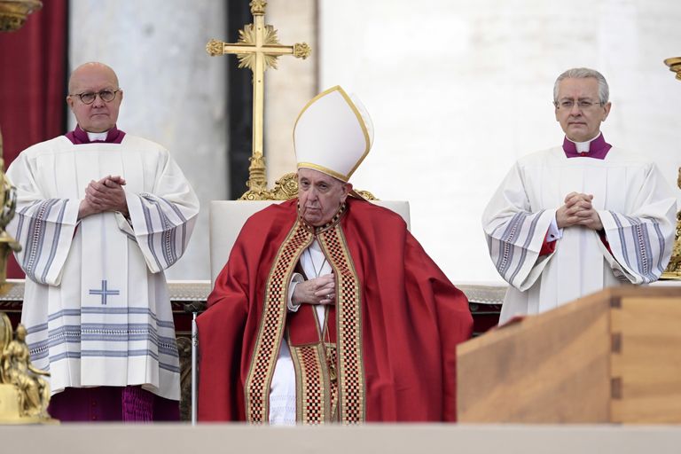 Papa Francesco e la bara di Papa Ratzinger<br />