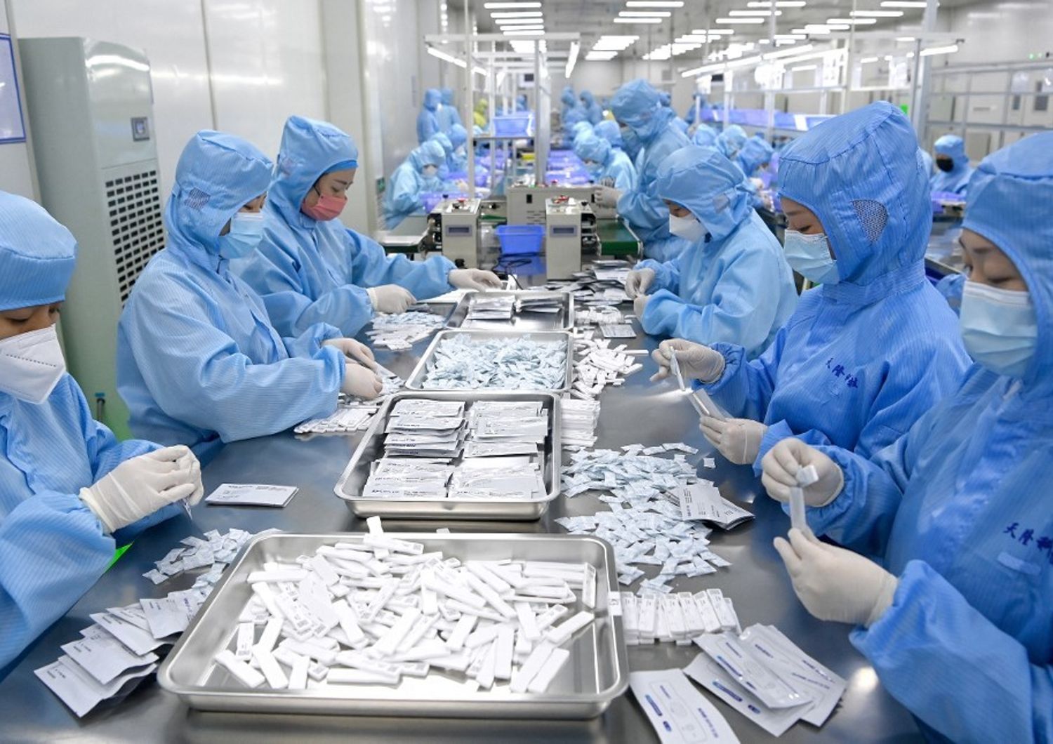 produzione di kit di test dell'antigene per COVID-19 presso un'azienda di apparecchiature mediche a Xi'an, nella Cina nordoccidentale&nbsp;
