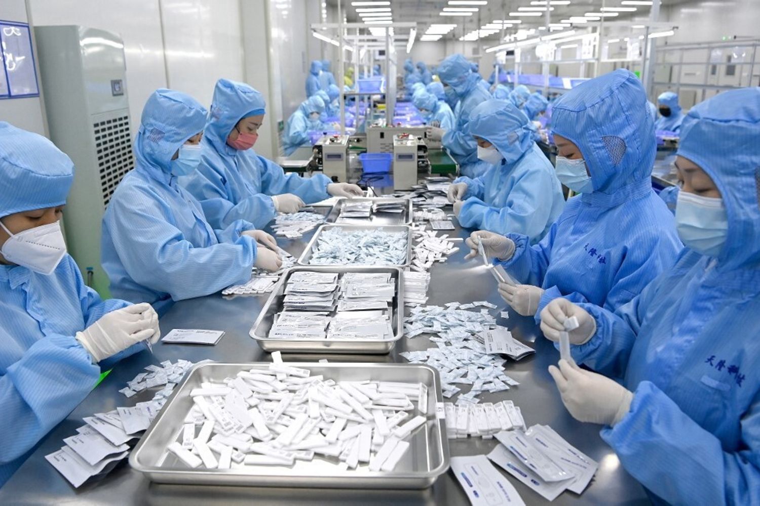 produzione di kit di test dell'antigene per COVID-19 presso un'azienda di apparecchiature mediche a Xi'an, nella Cina nordoccidentale&nbsp;