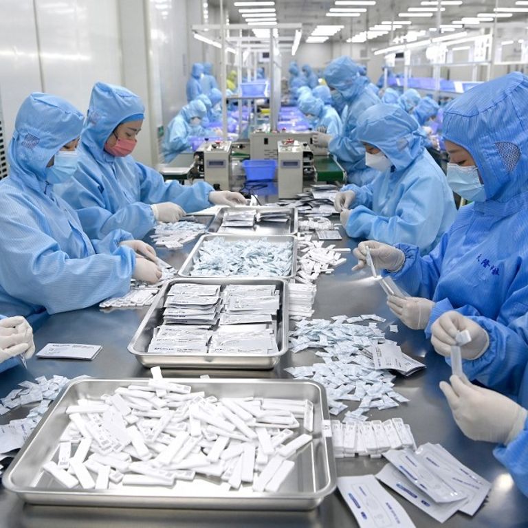produzione di kit di test dell'antigene per COVID-19 presso un'azienda di apparecchiature mediche a Xi'an, nella Cina nordoccidentale&nbsp;