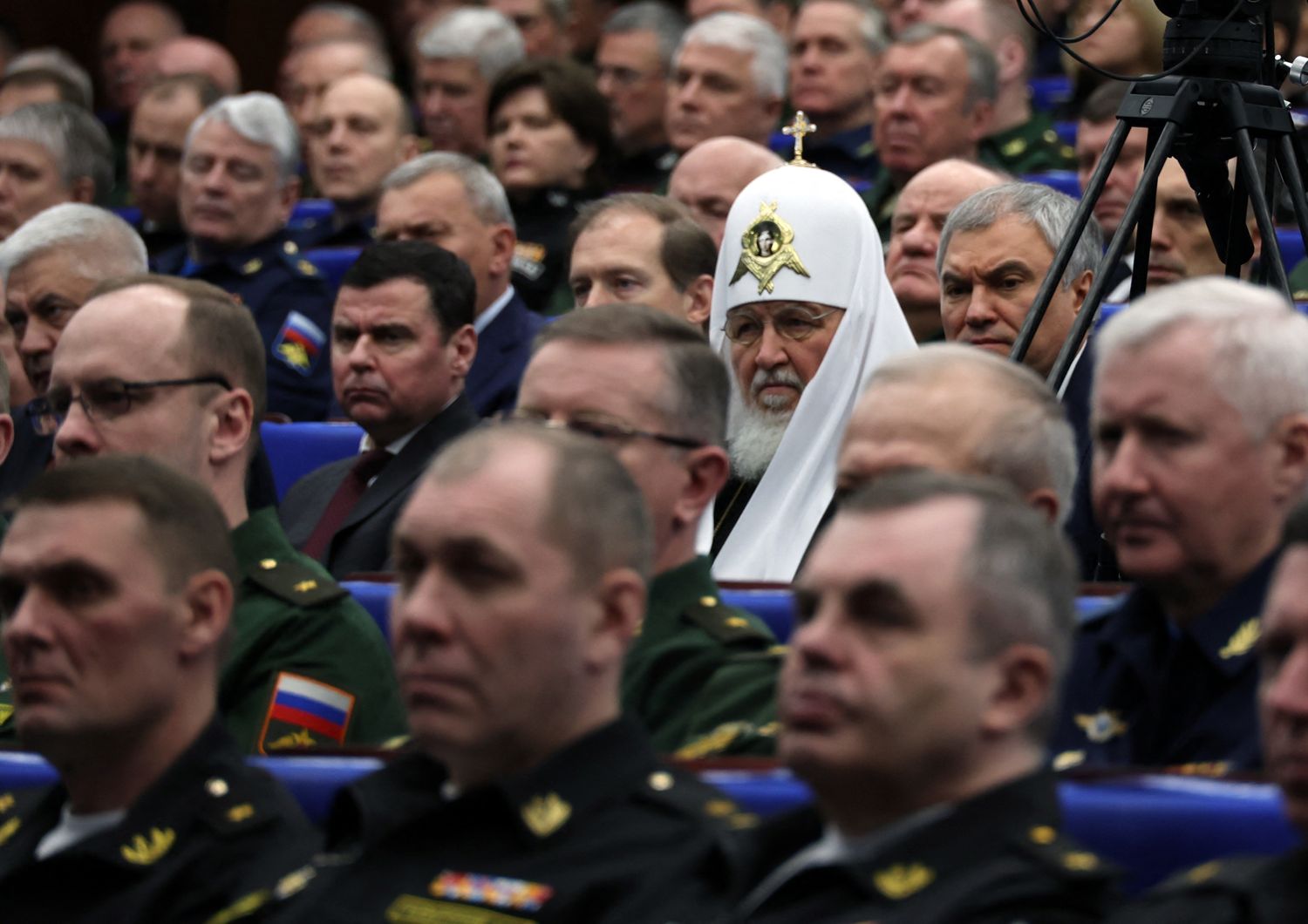 Il patriarca Kirill tra alti ufficiali russi