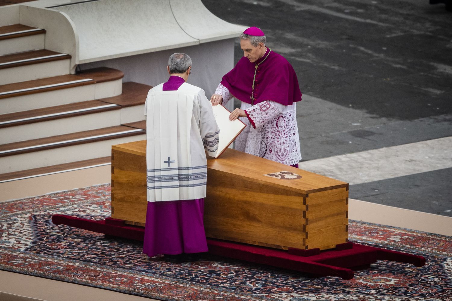 Padre Georg Gaenswein sulla bara di Benedetto XVI&nbsp;