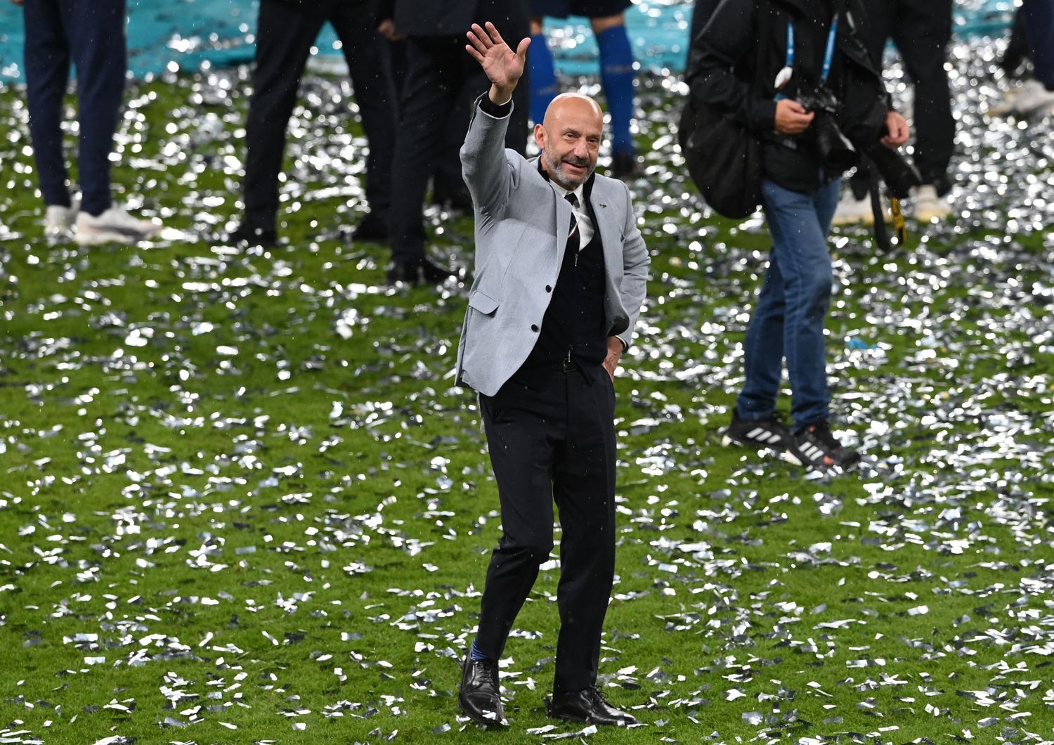 Gianluca Vialli saluta i tifosi dopo la vittoria a Wembley &nbsp;