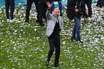 Gianluca Vialli saluta i tifosi dopo la vittoria a Wembley &nbsp;