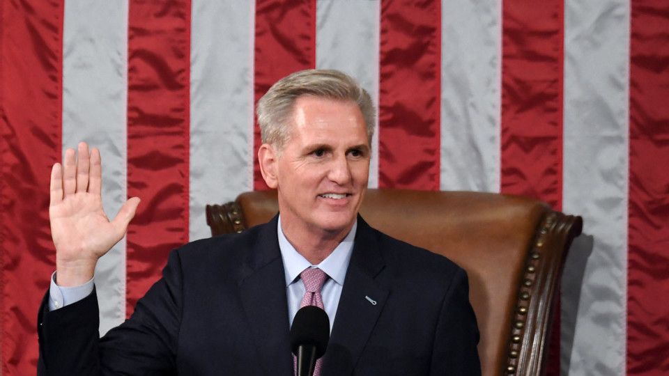 Kevin McCarthy giura come speaker della Camera