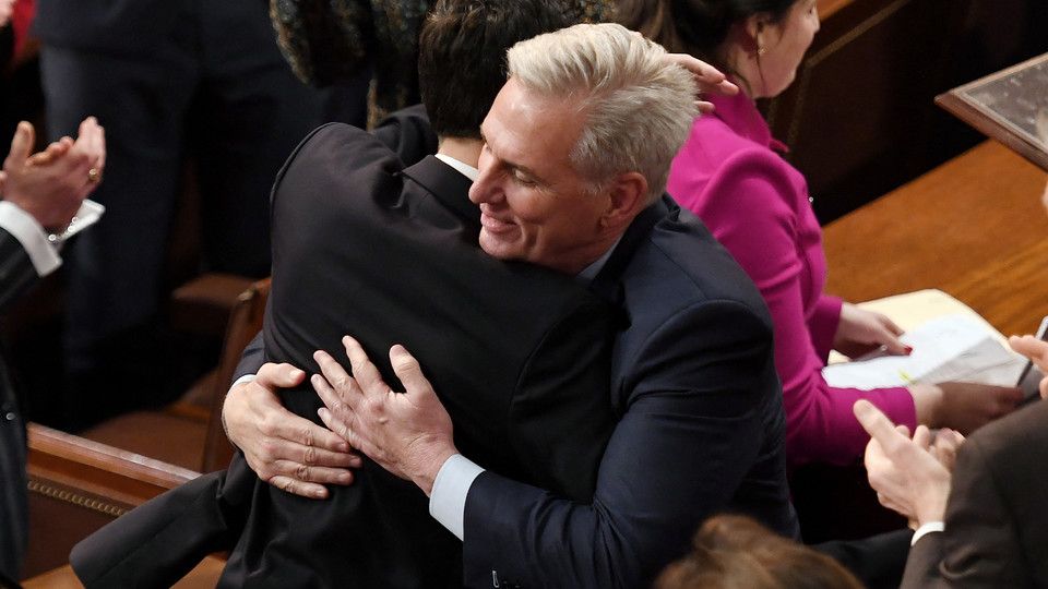 Kevin McCarthy abbraccia il leader della minoranza repubblicana John Leganski dopo essere stato eletto&nbsp;