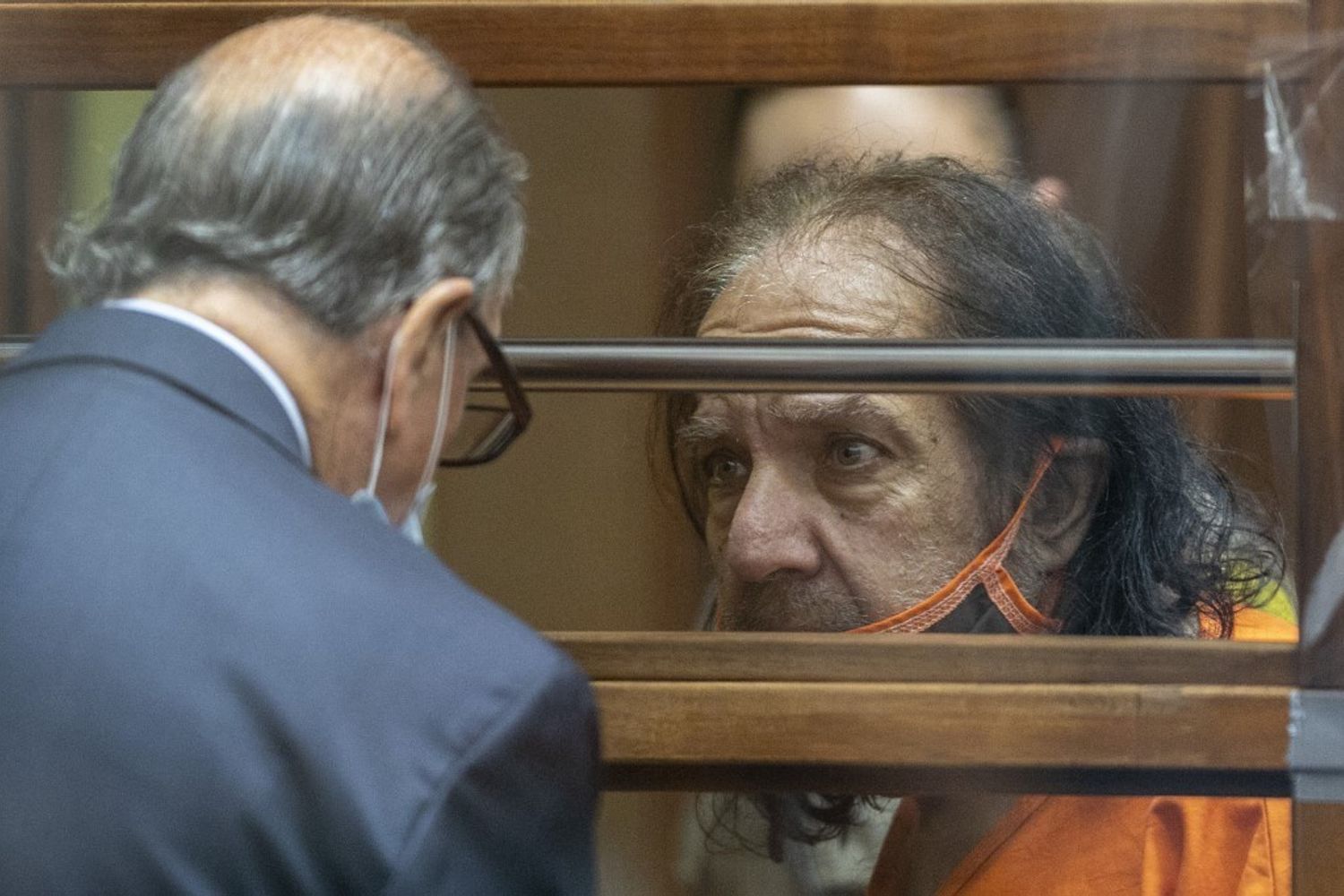 L'attore di film per adulti Ron Jeremy parla con il suo avvocato Stuart Goldfarb durante il processo per stupro&nbsp;