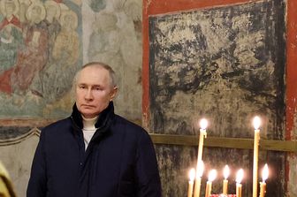 Vladimir Putin da solo alla messa per il Natale della chiesa ortodossa russa