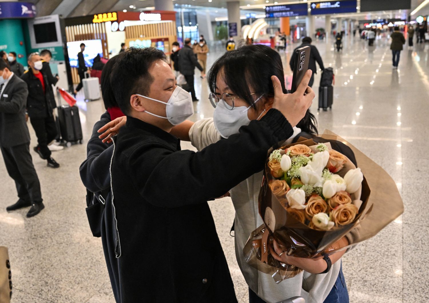 L'arrivo di una passeggera all'aeroporto di Pudong a Shanghai