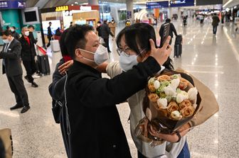 L'arrivo di una passeggera all'aeroporto di Pudong a Shanghai