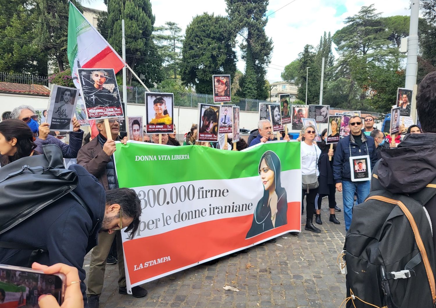 iran roma raccolte trecentomila firme contro esecuzioni