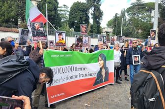 iran roma raccolte trecentomila firme contro esecuzioni