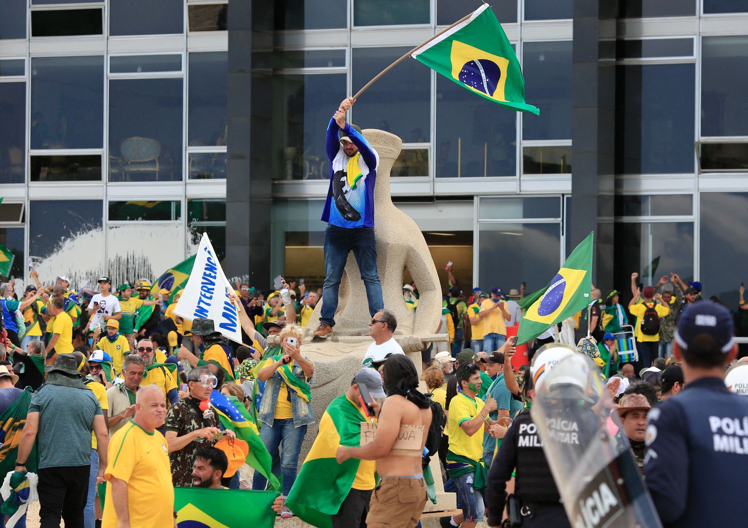 I supporter di Bolsonaro mentre assalgono il Parlamento in Brasile &nbsp;