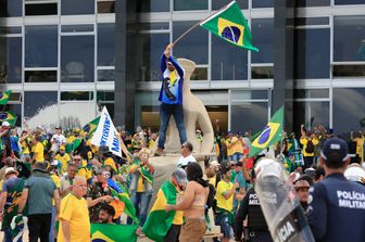 I supporter di Bolsonaro mentre assalgono il Parlamento in Brasile &nbsp;