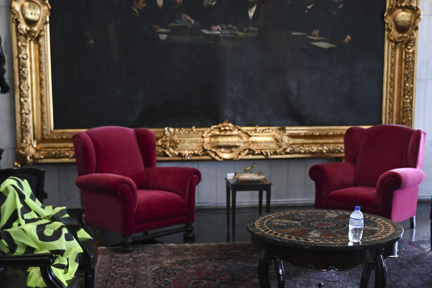 Un dipinto vandalizzato giace in una stanza del parlamento di Brasilia&nbsp;