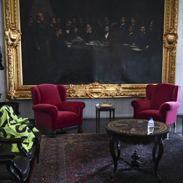 Un dipinto vandalizzato giace in una stanza del parlamento di Brasilia&nbsp;