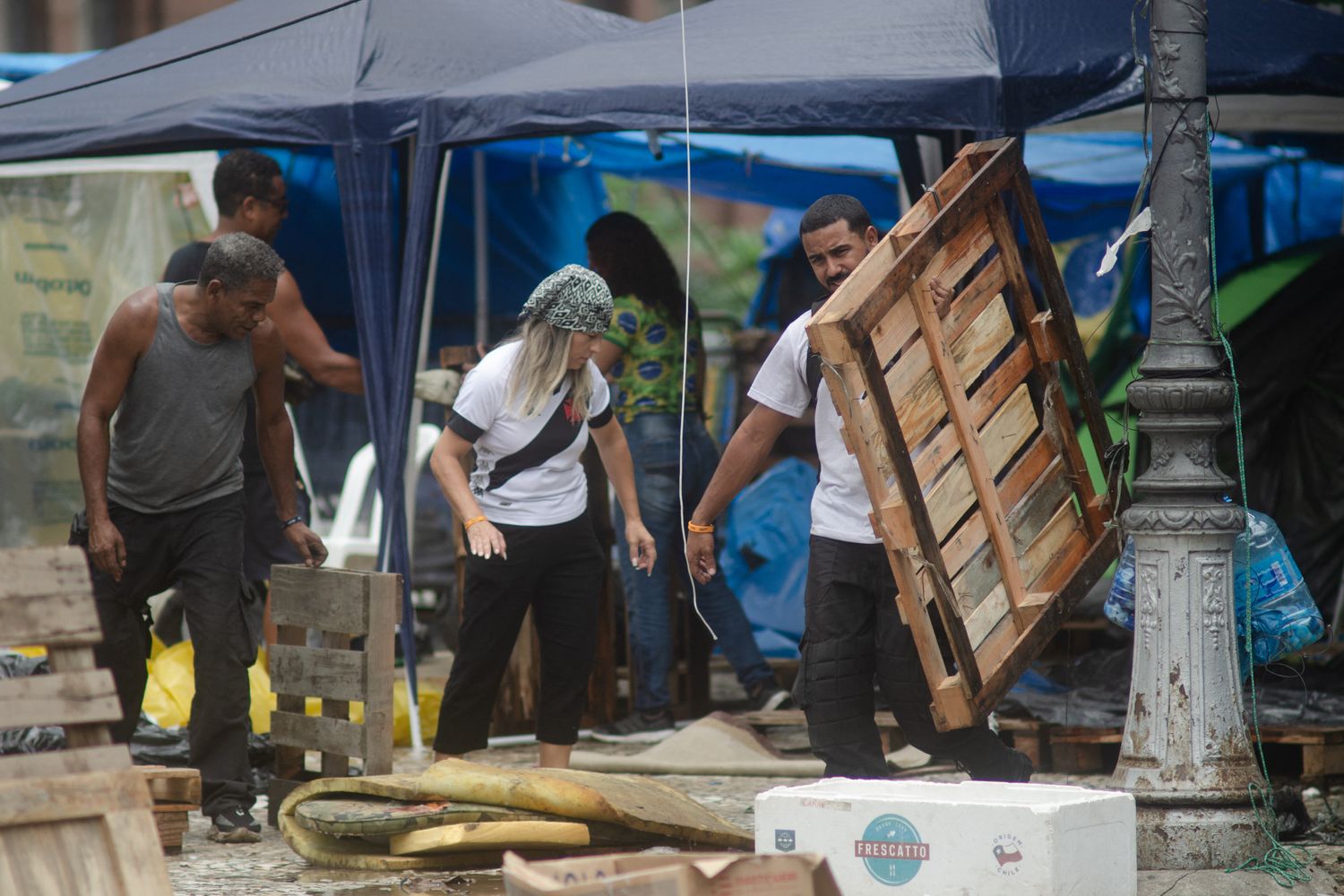 Sostenitori di Bolsonaro smantellano l'accampamento