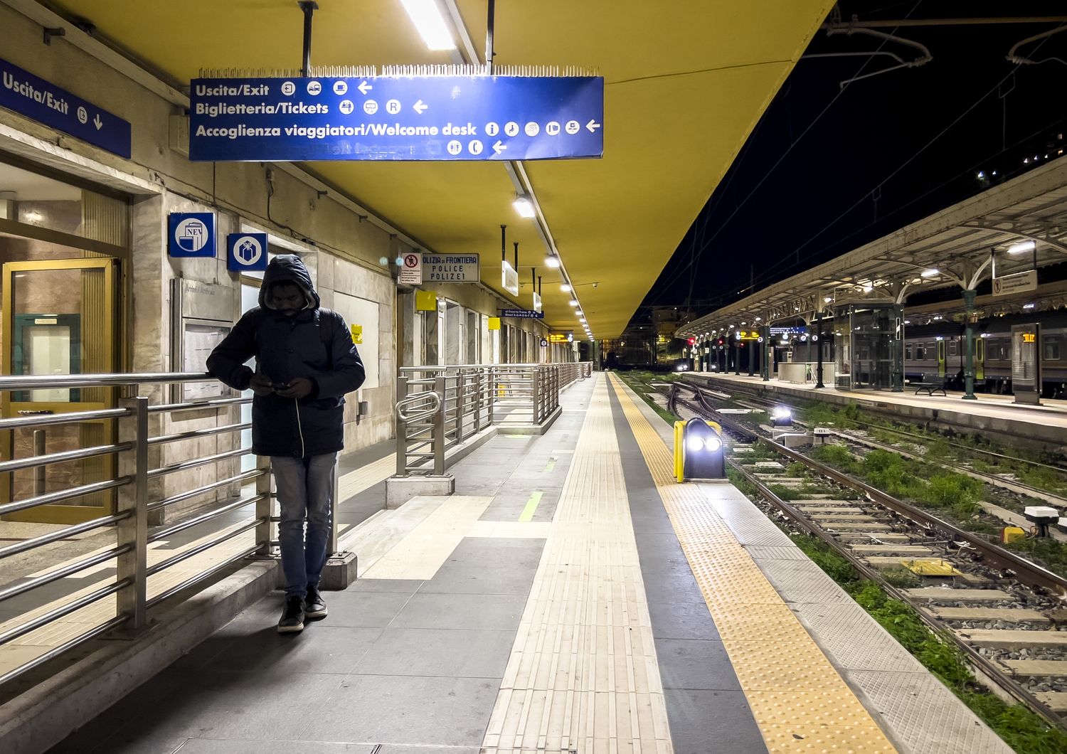 Un migrante alla stazione di Ventimiglia