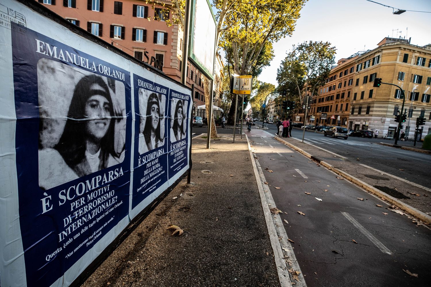 Manifesti della serie Netflix &quot;Vatican Girl&quot;