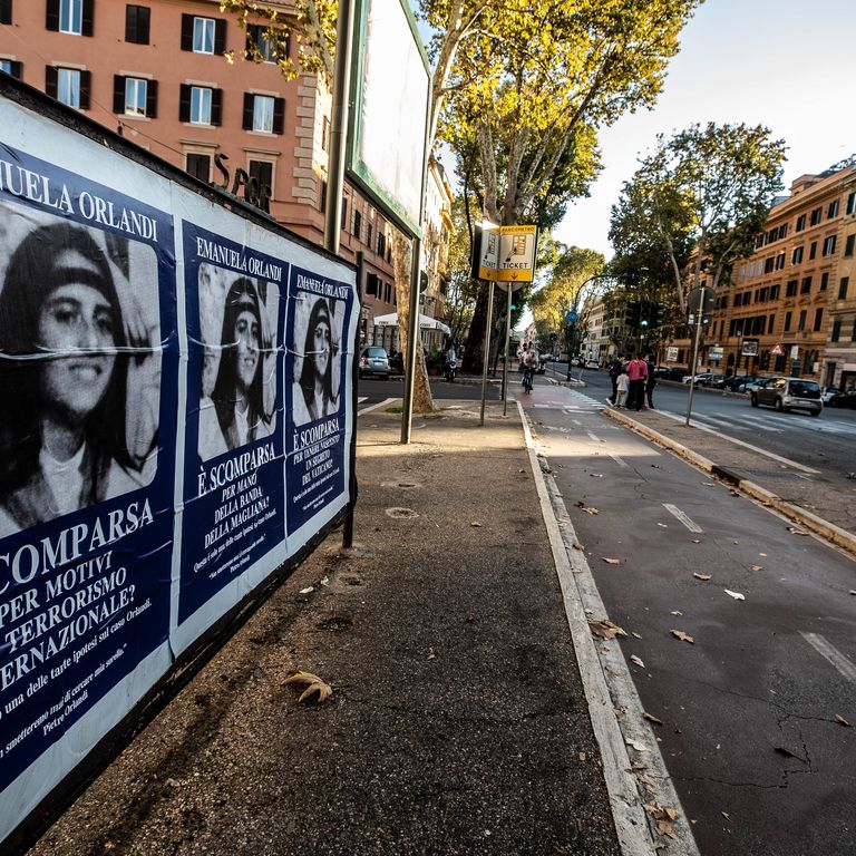 Manifesti della serie Netflix &quot;Vatican Girl&quot;